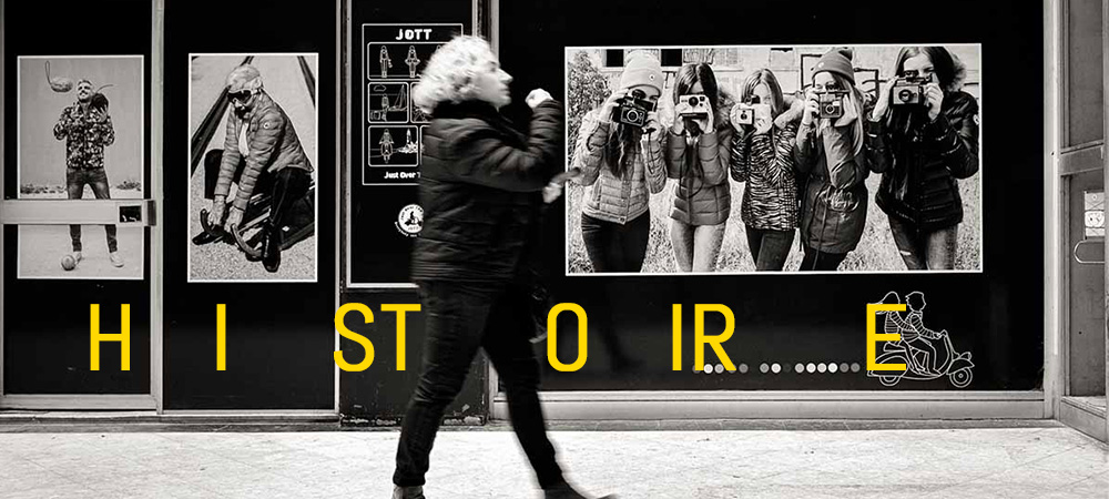 Photographie d'une femme marchant dans la galerie d'art.